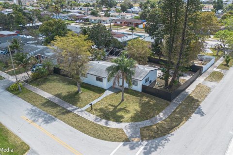 Дом в Майами-Гарденс, Флорида 3 спальни, 117.24м2 № 2036442