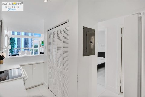 Condominio en venta en Miami Beach, Florida, 1 dormitorio, 88.26 m2 № 1983628 - foto 18