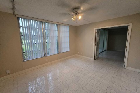 Condo in Pompano Beach, Florida, 3 bedrooms № 2250217 - photo 15
