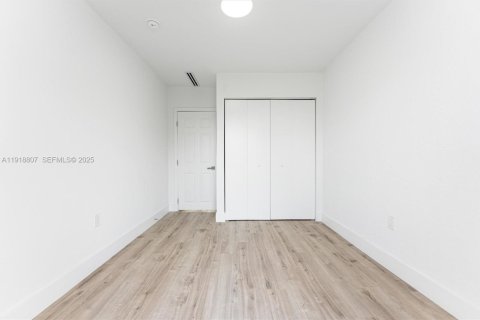 House in Sunrise, Florida 3 bedrooms, 128.48 sq.m. № 1984368 - photo 11