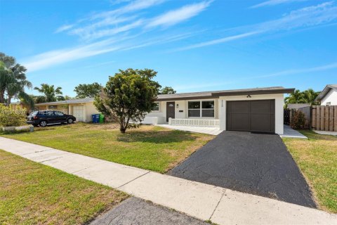 House in Sunrise, Florida 3 bedrooms, 128.48 sq.m. № 1984368 - photo 19