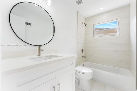 House in Sunrise, Florida 3 bedrooms, 128.48 sq.m. № 1984368 - photo 10