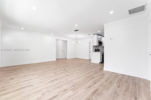 House in Sunrise, Florida 3 bedrooms, 128.48 sq.m. № 1984368 - photo 4