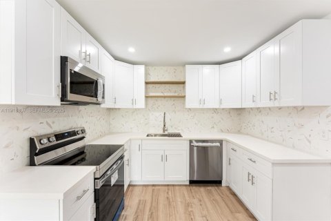 House in Sunrise, Florida 3 bedrooms, 128.48 sq.m. № 1984368 - photo 1