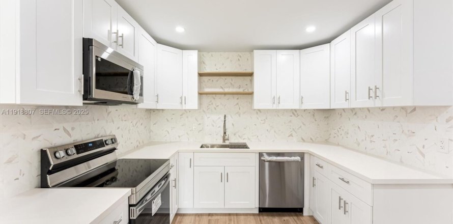 House in Sunrise, Florida 3 bedrooms, 128.48 sq.m. № 1984368