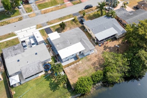 House in Sunrise, Florida 3 bedrooms, 128.48 sq.m. № 1984368 - photo 15