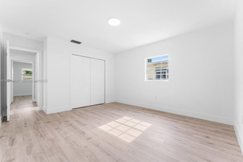 House in Sunrise, Florida 3 bedrooms, 128.48 sq.m. № 1984368 - photo 6