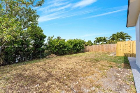 House in Sunrise, Florida 3 bedrooms, 128.48 sq.m. № 1984368 - photo 16