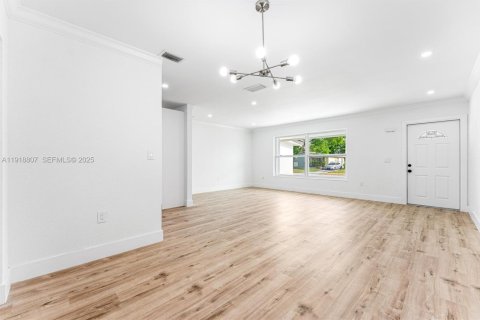 House in Sunrise, Florida 3 bedrooms, 128.48 sq.m. № 1984368 - photo 2