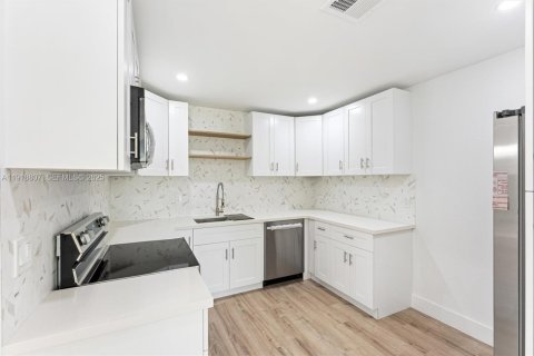 House in Sunrise, Florida 3 bedrooms, 128.48 sq.m. № 1984368 - photo 5