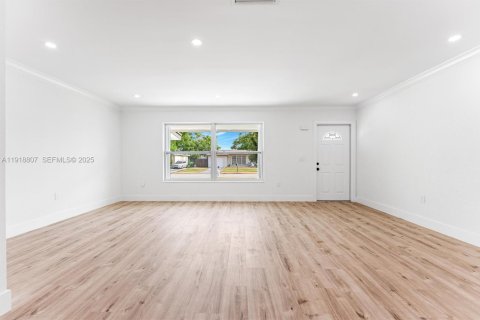 House in Sunrise, Florida 3 bedrooms, 128.48 sq.m. № 1984368 - photo 3