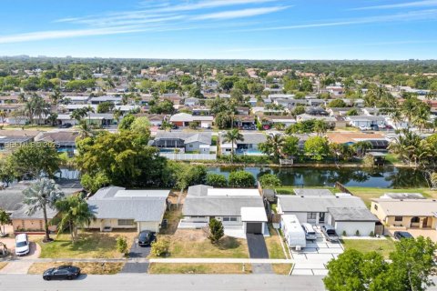 House in Sunrise, Florida 3 bedrooms, 128.48 sq.m. № 1984368 - photo 17
