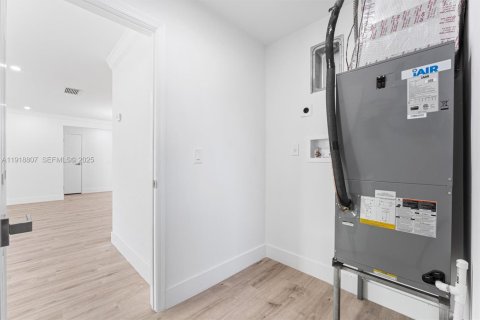 House in Sunrise, Florida 3 bedrooms, 128.48 sq.m. № 1984368 - photo 13