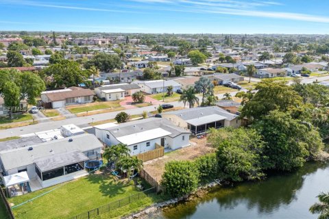 House in Sunrise, Florida 3 bedrooms, 128.48 sq.m. № 1984368 - photo 18