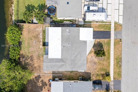 House in Sunrise, Florida 3 bedrooms, 128.48 sq.m. № 1984368 - photo 14