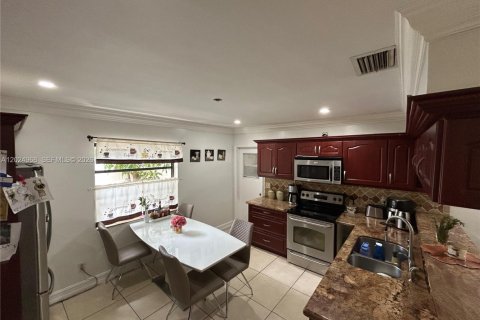 House in West Park, Florida 3 bedrooms, 138.52 sq.m. № 2242219 - photo 10