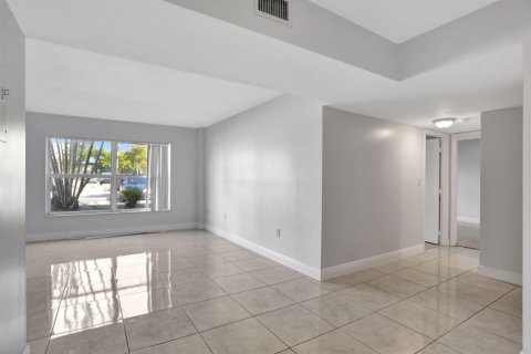 Copropriété à louer à Lauderhill, Floride: 2 chambres, 94.39 m2 № 2247969 - photo 2