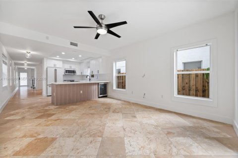 House in Miami, Florida 3 bedrooms, 187.66 sq.m. № 2004704 - photo 9