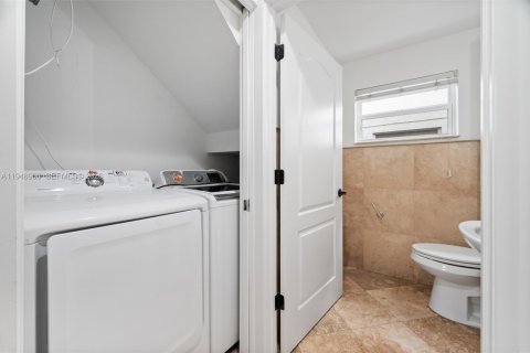 House in Miami, Florida 3 bedrooms, 187.66 sq.m. № 2004704 - photo 12