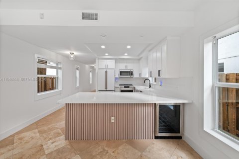 House in Miami, Florida 3 bedrooms, 187.66 sq.m. № 2004704 - photo 10