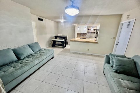 Copropriété à vendre à Lauderhill, Floride: 2 chambres, 71.91 m2 № 1977358 - photo 2