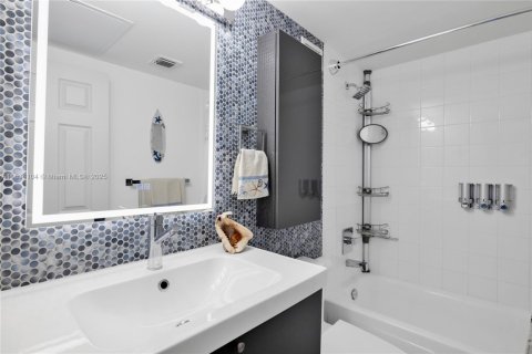 Condo in Hollywood, Florida, 1 bedroom  № 1813937 - photo 20
