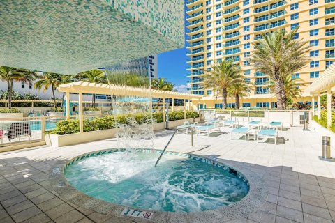 Condo in Hollywood, Florida, 1 bedroom  № 1813937 - photo 30