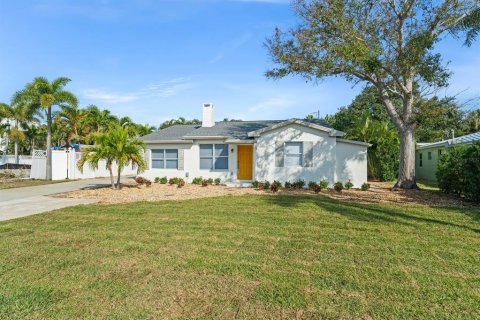 House in Belleair Beach, Florida 3 bedrooms, 172.43 sq.m. № 2224539