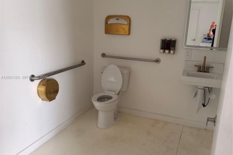Commercial property in Miami, Florida № 2153965 - photo 13