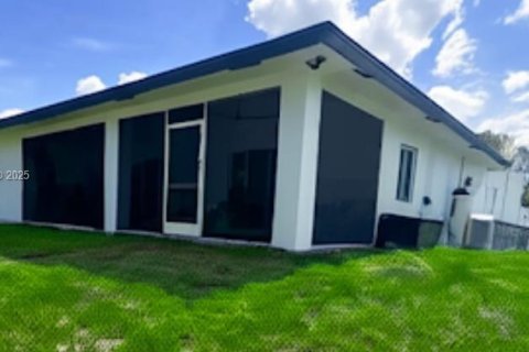 Casa en venta en Lehigh Acres, Florida, 4 dormitorios № 1798809 - foto 5