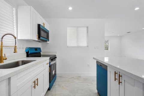 House in Miami, Florida 3 bedrooms, 139.35 sq.m. № 1947846 - photo 19