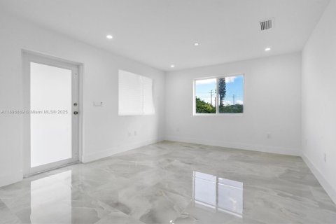 House in Miami, Florida 3 bedrooms, 139.35 sq.m. № 1947846 - photo 8