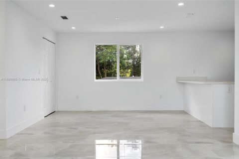 House in Miami, Florida 3 bedrooms, 139.35 sq.m. № 1947846 - photo 12