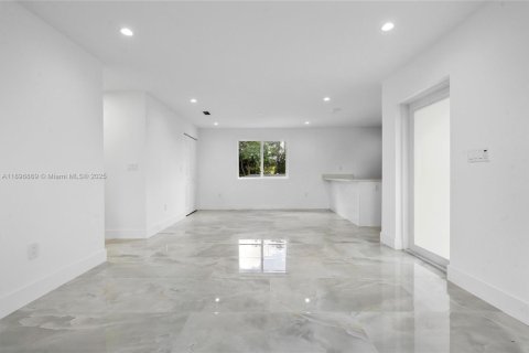 House in Miami, Florida 3 bedrooms, 139.35 sq.m. № 1947846 - photo 10