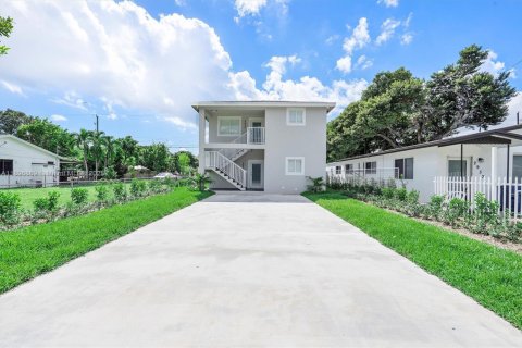 House in Miami, Florida 3 bedrooms, 139.35 sq.m. № 1947846 - photo 1