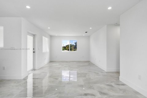 House in Miami, Florida 3 bedrooms, 139.35 sq.m. № 1947846 - photo 5