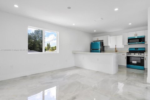 House in Miami, Florida 3 bedrooms, 139.35 sq.m. № 1947846 - photo 16
