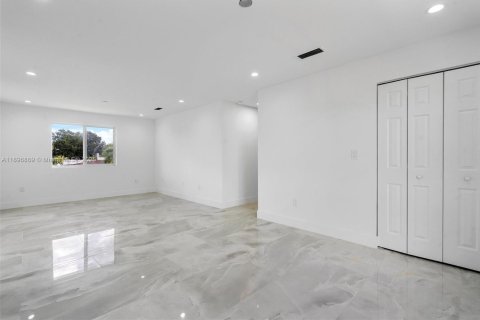 House in Miami, Florida 3 bedrooms, 139.35 sq.m. № 1947846 - photo 20