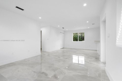 House in Miami, Florida 3 bedrooms, 139.35 sq.m. № 1947846 - photo 14