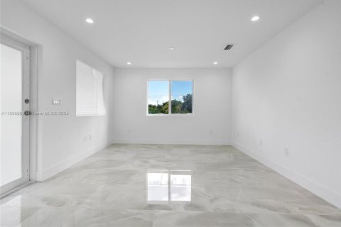 House in Miami, Florida 3 bedrooms, 139.35 sq.m. № 1947846 - photo 6