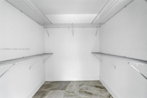 House in Miami, Florida 3 bedrooms, 139.35 sq.m. № 1947846 - photo 27