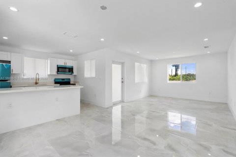 House in Miami, Florida 3 bedrooms, 139.35 sq.m. № 1947846 - photo 21