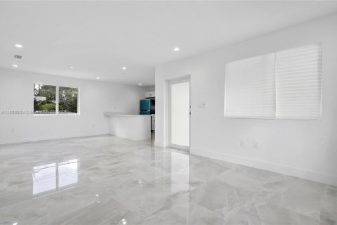 House in Miami, Florida 3 bedrooms, 139.35 sq.m. № 1947846 - photo 15