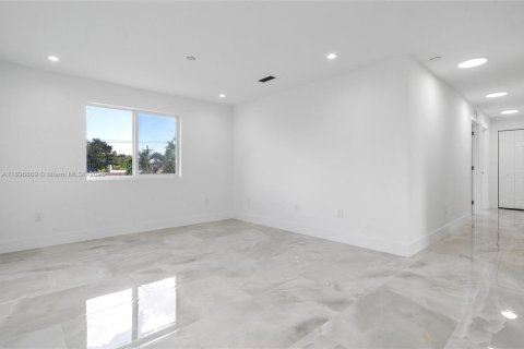 House in Miami, Florida 3 bedrooms, 139.35 sq.m. № 1947846 - photo 9