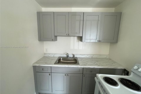 Снять в аренду квартиру в Лейк-Уорт, Флорида 1 спальня, 55.74м2, № 1941624 - фото 3