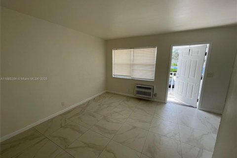 Снять в аренду квартиру в Лейк-Уорт, Флорида 1 спальня, 55.74м2, № 1941624 - фото 4