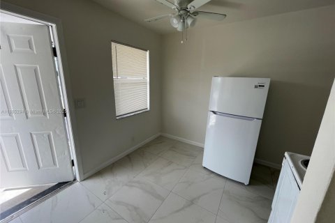 Снять в аренду квартиру в Лейк-Уорт, Флорида 1 спальня, 55.74м2, № 1941624 - фото 10