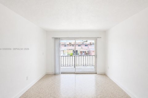 Apartment in Hialeah, Florida 1 bedroom № 2392115 - photo 3