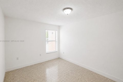 Apartment in Hialeah, Florida 1 bedroom № 2392115 - photo 4