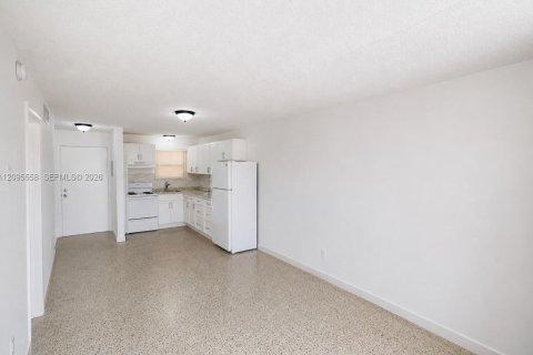 Apartment in Hialeah, Florida 1 bedroom № 2392115 - photo 2